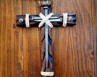 Cruz de madera rústica única hecha a mano