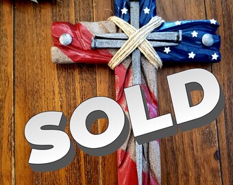 VENDIDO - Decoración única de cruz de madera con bandera estadounidense rústica hecha a mano