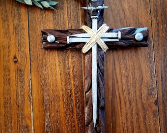 Cruz de madera rústica única hecha a mano