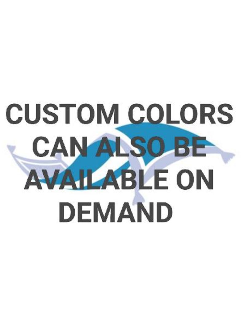 K&ouml;nnte beinhalten: Wei&szlig;er Hintergrund mit dem Text "CUSTOM COLORS CAN ALSO BE AVAILABLE ON DEMAND" in Dunkelgrau. Eine blau-wei&szlig;e Grafik befindet sich in der Mitte des Bildes.