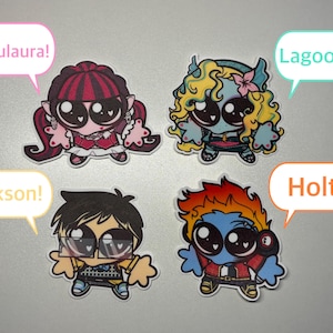 Op de afbeelding: Vier stickers in chibi-stijl met grote ogen. E&eacute;n personage heeft donker haar met roze strepen, &eacute;&eacute;n heeft blond haar, &eacute;&eacute;n heeft donker haar met een bril en &eacute;&eacute;n heeft oranje haar. Tekstballonnen bevatten de tekst Draculaura, Lagoona, Jackson en Holt.