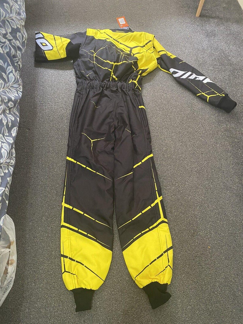 Pu&ograve; includere: Un cartello in legno rustico con la scritta "Welcome to our home" in lettere bianche. Il cartello presenta una finitura invecchiata e un design semplice e invitante, perfetto per l'arredamento dell'ingresso.