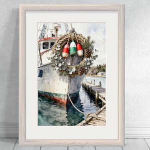 Puede incluir: Pintura a la acuarela de un barco de pesca en un muelle, adornado con una corona festiva y boyas. El barco es blanco con detalles en rojo, y la corona incluye piñas y vegetación. El agua refleja el barco y el cielo.
