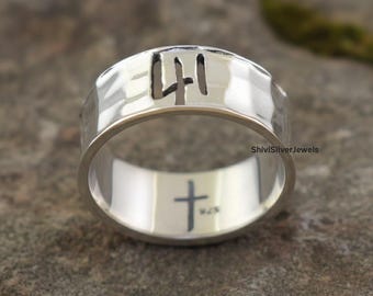Anpassad graverad sterlingsilverring, kristen korsring, personlig initialring, trosmycke present till henne, minimalistisk silverring