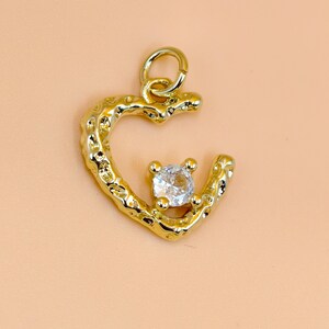 Pendentif coeur texturé rempli d'or : breloque en pierre CZ délicate
