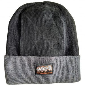 Könnte beinhalten: Eine schwarze und graue Beanie-Mütze mit einem Mesh-Oberteil und einem umgeschlagenen Saum. Der Saum ist grau und das Oberteil ist schwarz. Ein kleines rechteckiges Patch mit dem Text "Swiftrock" und "www.swiftrock.de" ist auf dem Saum aufgenäht.