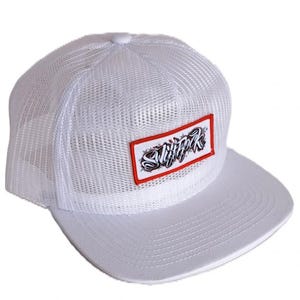 Pode incluir: Boné branco de caminhoneiro com parte traseira em tela e aba curva. O boné apresenta um patch retangular com a palavra "Swifterk" em uma fonte estilizada, contornada em vermelho.