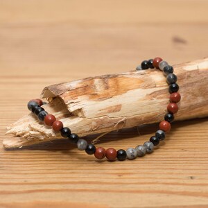 Minimalistisches Armband aus Onyx, rotem Jaspis & Larvikit | 4 mm Naturstein Perlen, Handgemachtes Unisex Stretch Armband