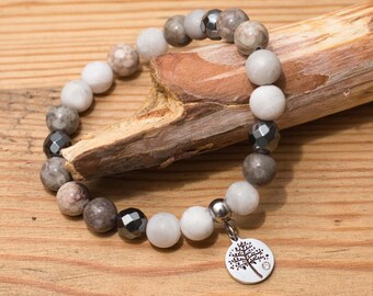 Damen Armband aus Maifan Stein, mattem weißen Achat und Hämatit mit Anhänger Baum des Lebens – Edelstein Schmuck