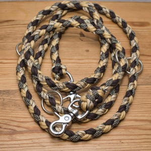 Verstelbare hondenriem van paracord in bruin, beige en goud – Handgemaakte riem met 8 strengen, twee draaibare karabiners, robuust en sterk, klassieke stijl