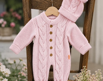 Dziewczęcy kombinezon dzianinowy, różowy, warkoczowy kombinezon dla noworodka, wygodny ubranko dla niemowlęcia, prezent na baby shower, ręcznie robione ubranka dla niemowląt, miękki ubranko dla niemowlęcia