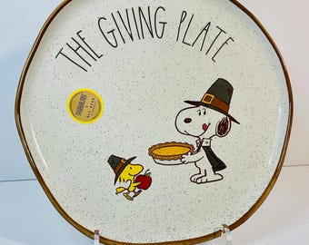Rae Dunn Peanuts Thanksgiving « The Giving Plate » avec Snoopy et Woodstock en pèlerins 12 pouces