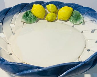 Bol para servir limón de mayólica italiana Lanzarin, frutero de cerámica artesanal con borde azul.