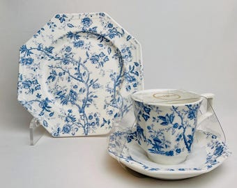 Prato de sobremesa octogonal de 20 cm com rosas azuis e xícara de chá com pires combinando da Grace’s Teaware, modelo Blue Roses.
