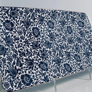 Morris & Co. Assiette de service Lounge de 14 po. Décor floral bleu plateau en porcelaine rectangulaire