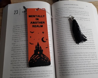 Marcapáginas de estilo Dark Academia "Mentalmente en otro reino", regalo para amantes de los libros de estilo gótico con temática de castillo.