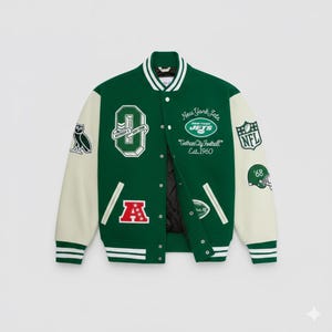 Może przedstawiać: Zielono-kremowa kurtka typu varsity z napisem "New York Jets" i "Gotham City Football Est. 1960". Kurtka posiada wiele naszywek, w tym sowę, logo NFL i hełm do futbolu amerykańskiego.