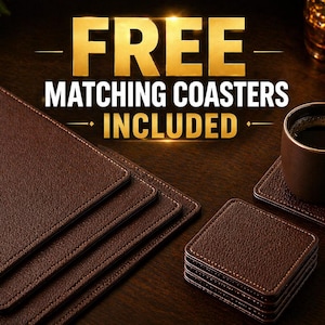 Puede incluir: Alfombrillas de escritorio de cuero marrón y posavasos a juego. Las alfombrillas son rectangulares con bordes cosidos. Los posavasos son cuadrados y apilados. Una taza marrón llena de café se encuentra sobre un posavasos. El texto "FREE MATCHING COASTERS INCLUDED" está en oro.