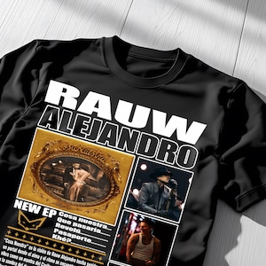 Puede incluir: Camiseta negra con el texto blanco "RAUW ALEJANDRO". El diseño incluye imágenes y texto que promocionan un "NEW EP" con títulos de canciones como "Cosa nuestra" y "Pasaporte".