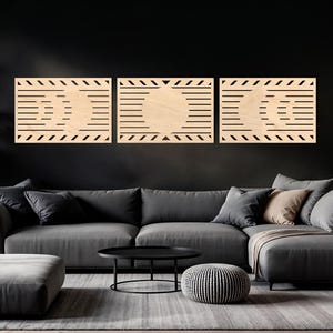 Pode incluir: Um conjunto de três painéis de parede retangulares de madeira clara com ripas horizontais e desenhos recortados das fases da lua. O painel esquerdo mostra uma lua crescente, o central uma lua cheia e o direito uma lua crescente.