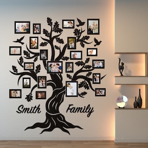 Puede incluir: Un vinilo decorativo de pared con forma de árbol genealógico negro con múltiples fotos enmarcadas. El diseño del árbol incluye ramas, hojas y pájaros decorativos. Las palabras "Smith Family" están escritas en la base del árbol.