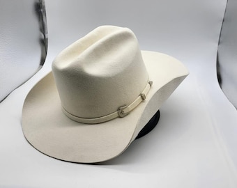 Chapéu de cowboy artesanal em lã, com ajuste regulável.