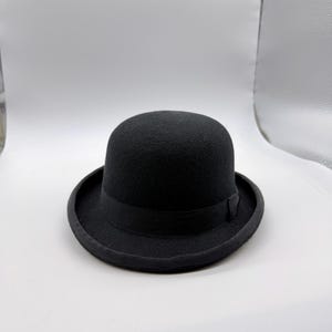 Czarny melonik z filcu wełnianego, detale ze wstążki – klasyczny design unisex, wysokość korony 11 cm