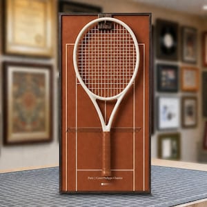 Peut inclure: Une raquette de tennis blanche montée sur un panneau d'affichage rectangulaire avec un fond couleur terre cuite orné de lignes de court blanches. Le manche est recouvert de cuir marron. Le texte "Paris | Court Philippe-Chatrier" est inscrit en bas.