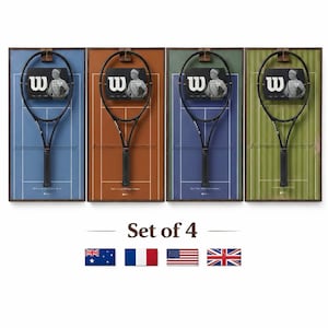 Puede incluir: Juego de cuatro raquetas de tenis enmarcadas, cada una con marco y raqueta negros. Cada marco tiene un fondo de color diferente y una fotografía vintage. El texto "Set of 4" está debajo de los marcos, junto con cuatro banderas.
