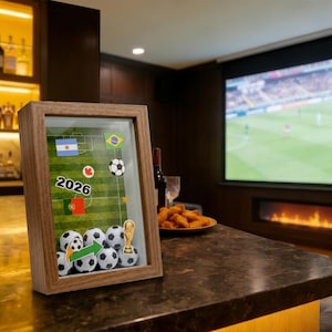 Może przedstawiać: Zestaw trzech ceramicznych kubków z nakrapianym, matowym wykończeniem. Kubki są w odcieniach kremowym, jasnoszarym i ciemnoszarym. Każdy kubek ma prosty, minimalistyczny design, idealny do kawy lub herbaty.