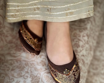 Sapatos Khussa marrons/Sapatilhas Jutti bordadas indianas paquistanesas/Calçados femininos sem fecho