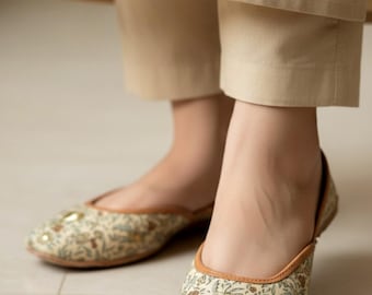 Blommig khussa jutti för kvinnor/tryckta beige Punjabi Mojari-lägenheter