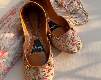 Mit Blumen besticktes Khussa Jutti | Damen Perlen Boho Ballerinas