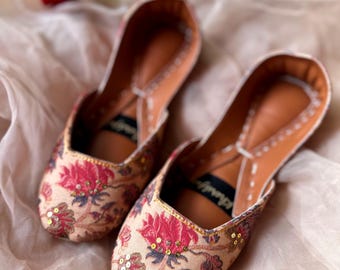 Kwiatowe buty Khussa: pakistańskie płaskie buty Jutti ze złotymi cekinami