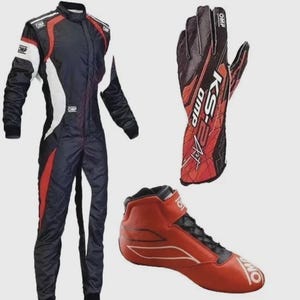 Puede incluir: Un conjunto de traje, guantes y zapatos de carreras. El traje es azul marino, rojo y blanco. Los guantes son negros y rojos con el texto "OMP" y "KS-2 ART". Los zapatos son rojos con cordones negros y detalles blancos.