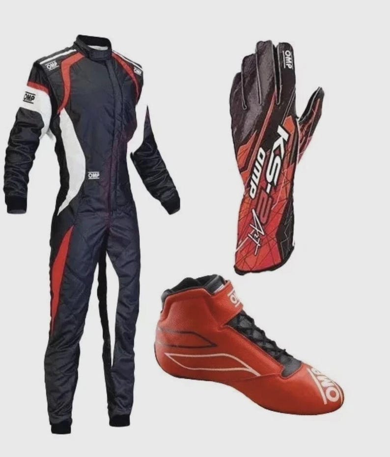 Puede incluir: Un conjunto de traje, guantes y zapatos de carreras. El traje es azul marino, rojo y blanco. Los guantes son negros y rojos con el texto "OMP" y "KS-2 ART". Los zapatos son rojos con cordones negros y detalles blancos.