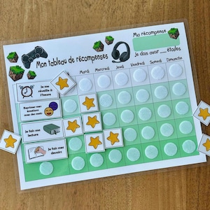 Può includere: Una tabella dei premi intitolata Mon tableau de récompenses con una griglia dei giorni della settimana, icone delle attività come sveglia, libro e cuffie, e adesivi a forma di stella gialla. Include testo in francese e blocchi verdi.