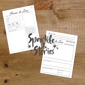 Op de afbeelding: Twee witte papieren boekrecensiebladen met zwarte tekst op een houten oppervlak. De bladen hebben secties voor titel, auteur, genre en notities. De tekst "Sparkle & Stories" staat in het midden.