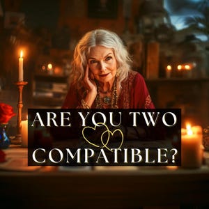 Puede incluir: Una mujer mayor con cabello plateado y una blusa roja está sentada frente a una mesa con velas y flores. El texto "ARE YOU TWO COMPATIBLE?" se muestra en un letrero con dos corazones dorados. La escena está tenuemente iluminada.