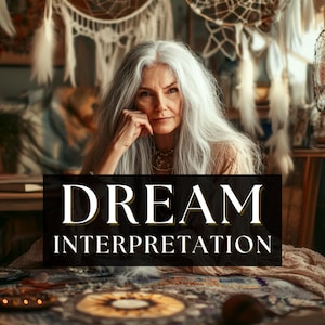 Puede incluir: Una mujer mayor con largo cabello gris está sentada frente a una mesa. El texto "DREAM INTERPRETATION" se muestra en una pancarta negra. Atrapasueños y plumas cuelgan en el fondo, creando un ambiente bohemio.