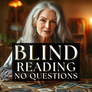 Könnte beinhalten: Eine ältere Frau mit langen grauen Haaren und einem silbernen Oberteil sitzt an einem Tisch mit Tarotkarten. Ein Schild vor ihr lautet "BLIND READING NO QUESTIONS". Der Hintergrund ist sanft mit Kerzen beleuchtet.