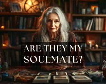 Może przedstawiać: Starsza kobieta z długimi siwymi włosami siedzi przy stole z kartami tarota. Wyświetlany jest tekst "ARE THEY MY SOULMATE?". Tło obejmuje półki z książkami i świece, sugerując mistyczny motyw.