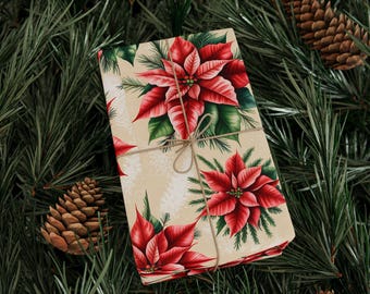 Papel de embrulho natalino com estampa floral de poinsétia, ideal para presentes festivos.