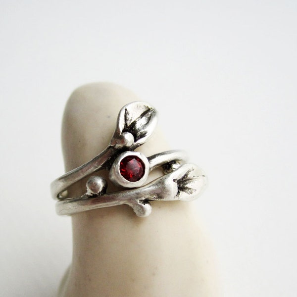 Set of 2 Rings, Small leaves Silver Ring with Garnet