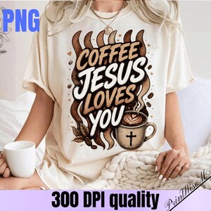 Peut inclure: Un t-shirt couleur crème arborant un motif graphique avec le texte COFFEE JESUS LOVES YOU en lettres grasses marron et blanches. Le design comprend de la vapeur de café marron tourbillonnante, des grains de café et une tasse avec une croix.