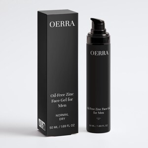 Puede incluir: Una botella y caja negras de OERRA Oil-Free Zinc Face Gel para hombres. La botella tiene un dispensador de bomba y la caja tiene el nombre y los detalles del producto. El producto es para pieles normales y secas y contiene 50 ml.