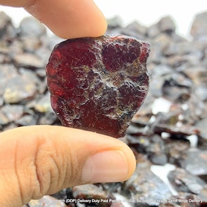 Echtes rotes Granat-Rohmaterial, natürliches Rohmaterial für Rohschmuck, Edelsteine, Perlen usw