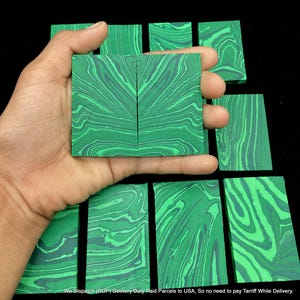 Puede incluir: Una colección de bloques rectangulares con un patrón jaspeado en verde vibrante y verde oscuro. Las superficies muestran líneas orgánicas y arremolinadas que imitan la apariencia de la piedra de malaquita, dispuestas en una cuadrícula.