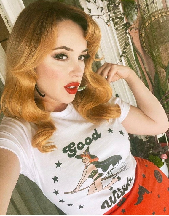 Good Witch Halloween Pin Up Tee Camisa de Halloween ajustada para