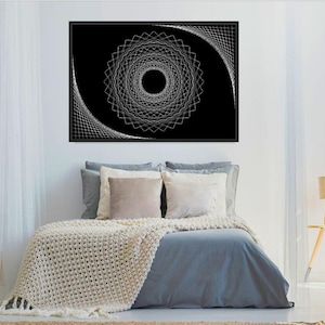 Peut inclure: Une impression d'art géométrique en noir et blanc représentant un motif circulaire avec des lignes courbes. L'œuvre est accrochée au-dessus d'un lit avec une literie grise et une couverture crème. La pièce a une esthétique minimaliste.